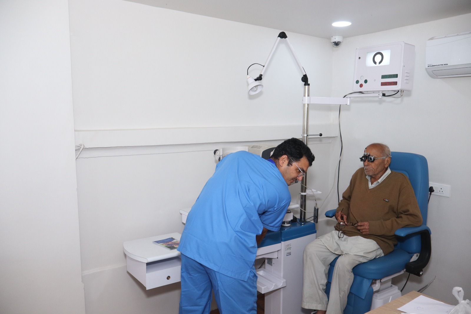 Eye examination at Optimaa